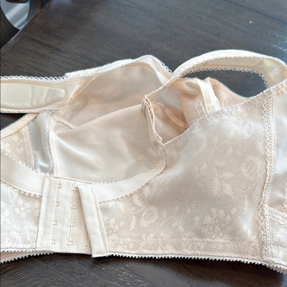 Playtex 36 DDD Cream Full-Coverage Bra with Wide Straps - Picture 10 of 10